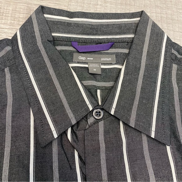 Gap Premium button down shirt - Size M - Picture 2 of 2